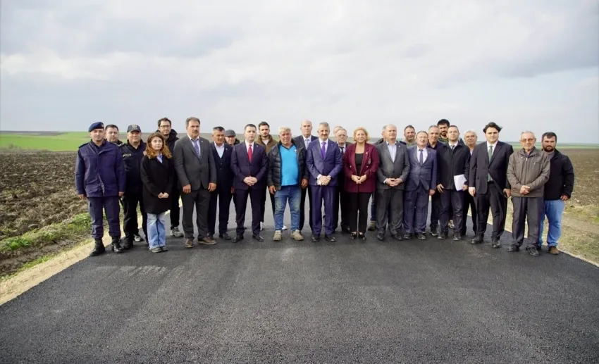 IMG 0651 e1763747263116 - Tarım kenti Edirne’de köy yolları uzun ömürlü sıcak asfaltla yenileniyor
