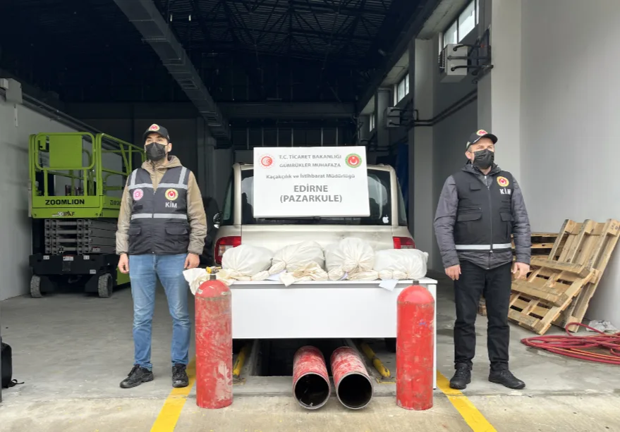 Pazarkule’de otomobilde 19 kilo 692 gram esrar ele geçirildi