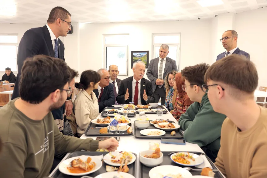 Üniversitelilere kurtuluşa özel ücretsiz yemek jesti