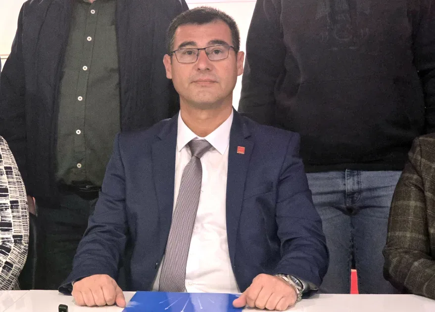 Volkan Akgungor Toplanti 2 e1763204638990 - CHP’li Akgüngör, “Okullar yıkılıyor, yenisi yok”