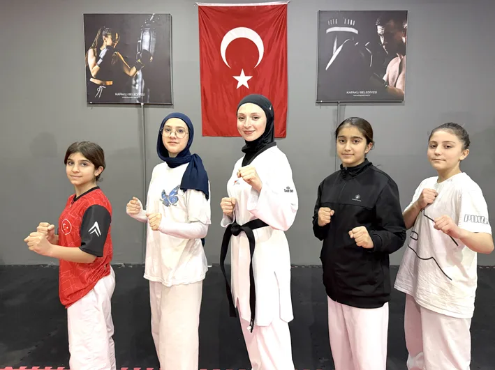 Ahsen 2 - Ahsen öğretmen tekvandodaki şampiyonluklarıyla öğrencilerine örnek oluyor