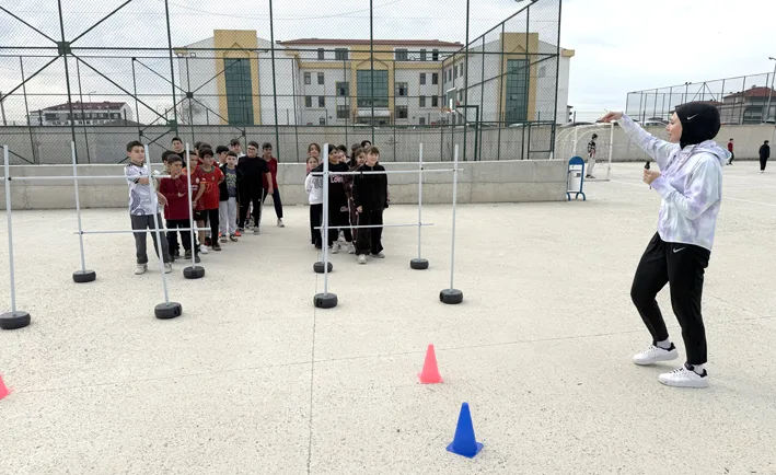 Ahsen 3 - Ahsen öğretmen tekvandodaki şampiyonluklarıyla öğrencilerine örnek oluyor