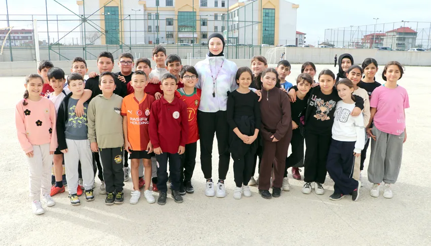 Ahsen öğretmen tekvandodaki şampiyonluklarıyla öğrencilerine örnek oluyor