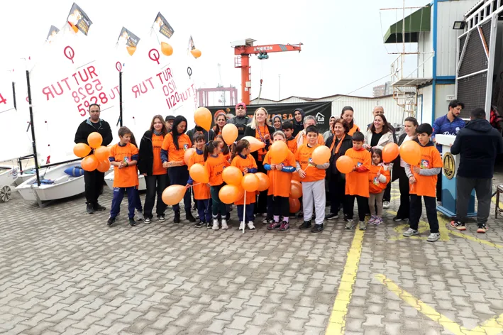 Balon losemi 2 - Tekirdağ’da turuncu balonlarla denize açılan yelkenciler lösemiye dikkati çekti