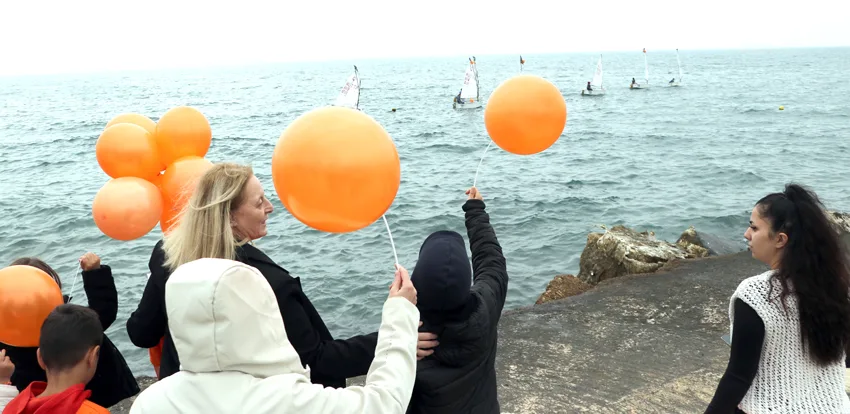 Tekirdağ’da turuncu balonlarla denize açılan yelkenciler lösemiye dikkati çekti