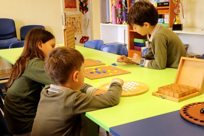 Dogus 2 - Doğuş öğretmen, öğrencilerini akıl ve zeka oyunlarıyla ekrandan uzak tutuyor