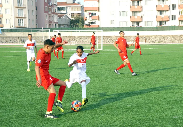 Dostluk maci 3 - Tekirdağ’da Roman çocuklar dostluk maçı yaptı
