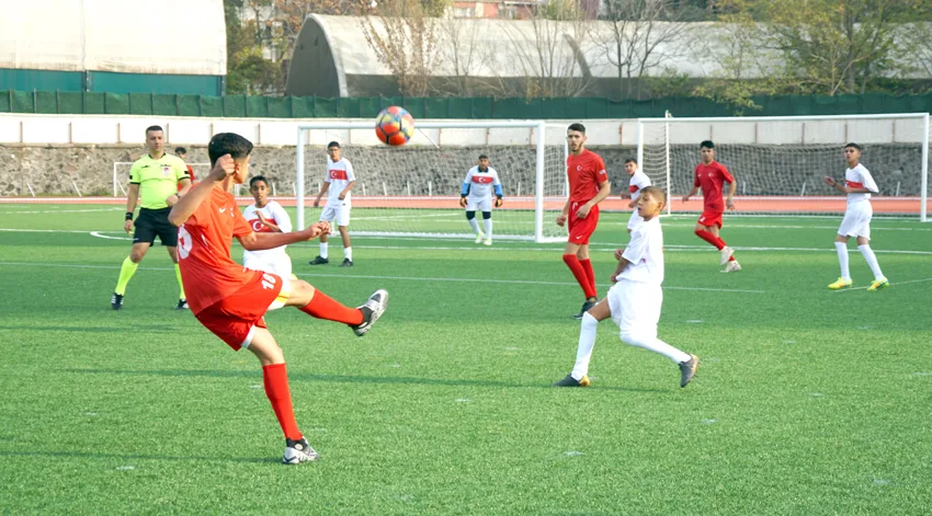 Tekirdağ’da Roman çocuklar dostluk maçı yaptı