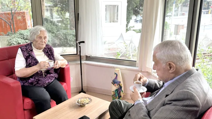 Ogretmen ve ogrenci 2 - Öğretmen ve öğrencisi 70 yıl sonra aynı huzurevinde buluştu