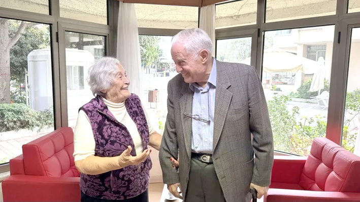 Ogretmen ve ogrenci 3 - Öğretmen ve öğrencisi 70 yıl sonra aynı huzurevinde buluştu