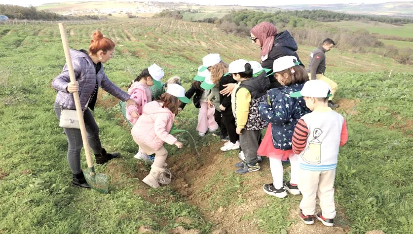 Tekirdağ’da “Öğretmenler Günü” dolayısıyla fidanlar toprakla buluşturuldu
