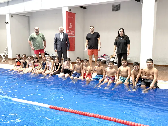 Roman cocuklari yuzmek 2 - Tekirdağ’da Roman çocuklar kursta yüzme öğreniyor