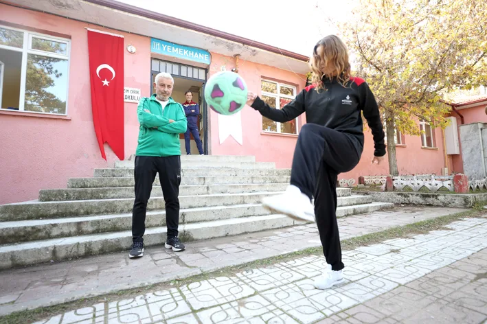 Tolga 2 - Tolga öğretmen köylerden gelen kız öğrencilere okulu futsalla sevdirdi