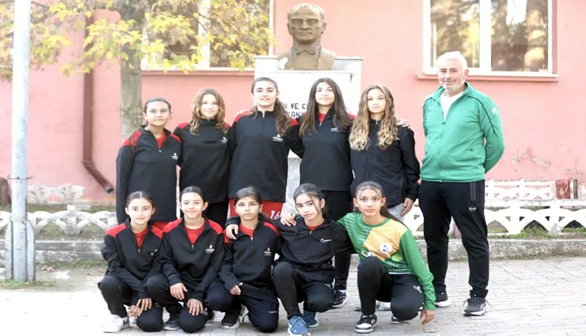 Tolga öğretmen köylerden gelen kız öğrencilere okulu futsalla sevdirdi