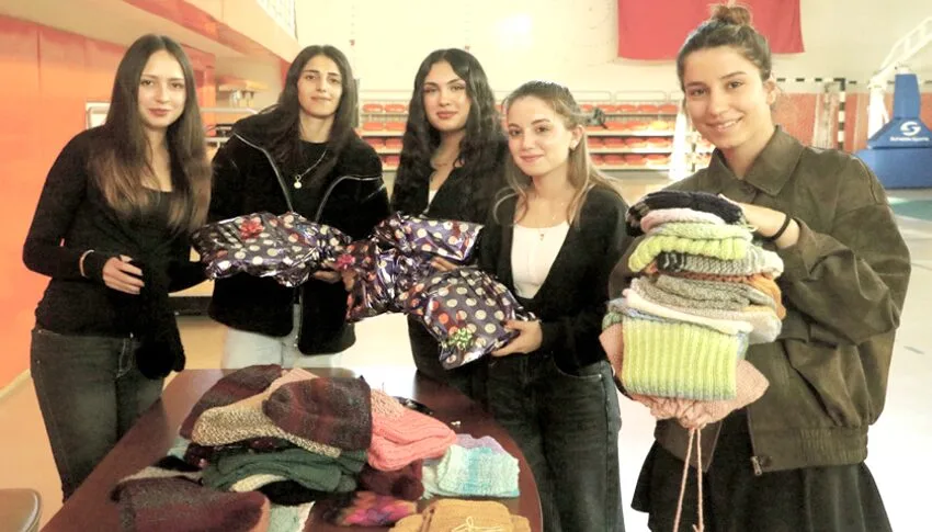 Tekirdağ’da üniversite öğrencilerinden depremzede çocuklara atkı, bere yardımı