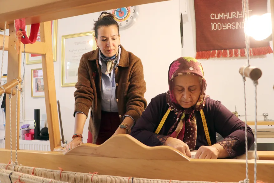 AA 20251204 39886942 39886939 TEKIRDAGLI MIMARDAN KARACAKILAVUZ DOKUMASININ DUNYAYA TANITIMINA KATKI - Tekirdağlı mimardan Karacakılavuz dokumasının dünyaya tanıtımına katkı