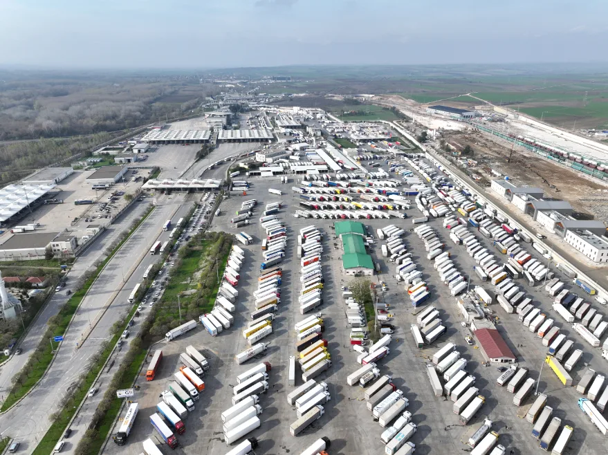 AA 20251204 39889929 39889924 YUNANISTANDAKI CIFTCI EYLEMI NEDENIYLE IPSALADAN GECEMEYEN TIR SOFORLERI KAPIKULE VE HAMZABEYLIYE YONELDI - Yunanistan’daki eylem TIR’ları Kapıkule ve Hamzabeyli’ye yönlendirdi