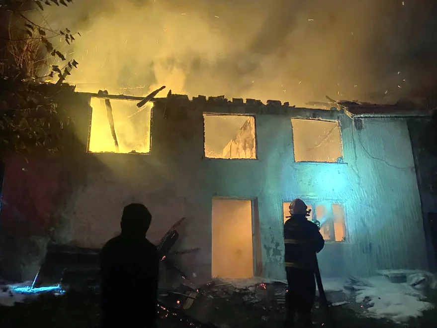 Kırklareli’nde çıkan yangında iki katlı ev alev alev yandı