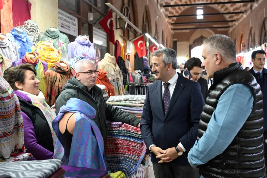 Vali Sezer, tarihi çarşı esnafıyla bir araya geldi
