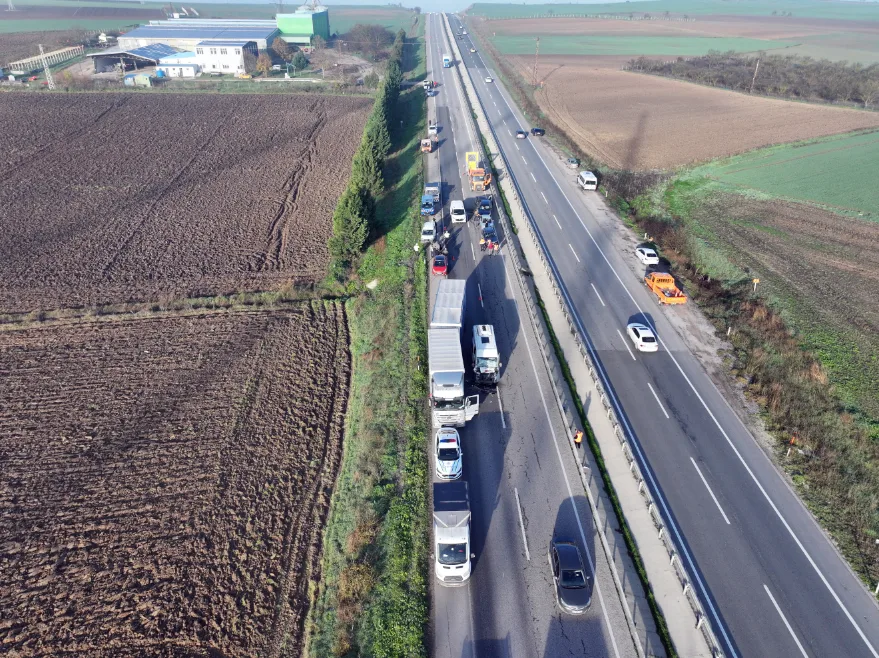 AA 20251211 39950740 39950735 EDIRNEDE 10 ARACIN KARISTIGI ZINCIRLEME TRAFIK KAZASINDA 7 KISI YARALANDI - Edirne’de 10 aracın karıştığı zincirleme trafik kazasında 7 kişi yaralandı