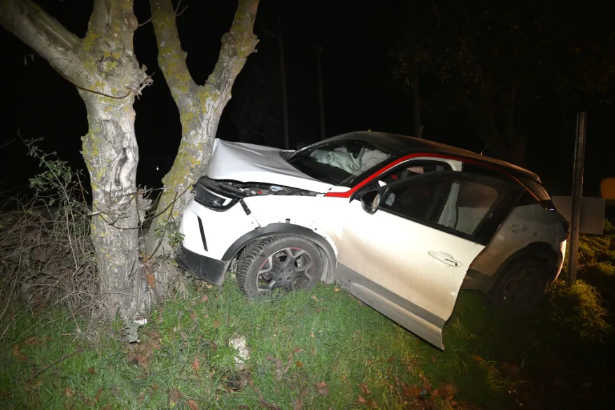 Edirne’de yoldan çıkan otomobildeki 3 kişi yaralandı