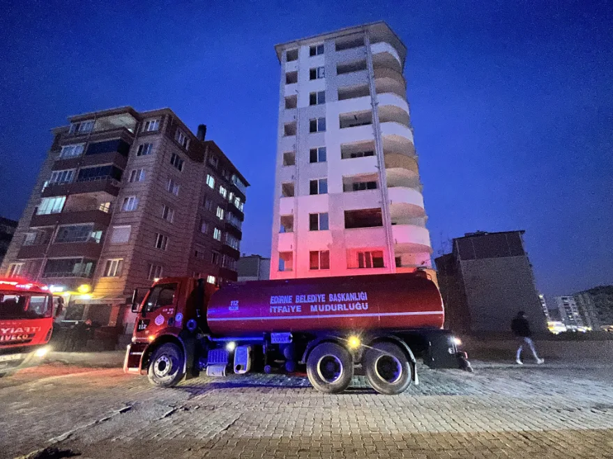 AA 20251218 40018390 40018388 EDIRNEDE INSAATIN 9 KATINDA CIKAN YANGIN SONDURULDU - Edirne’de 9. kattaki inşaatta yangın paniği