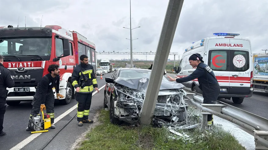 Tekirdağ’da aydınlatma direğine çarpan otomobildeki 2 kişi yaralandı