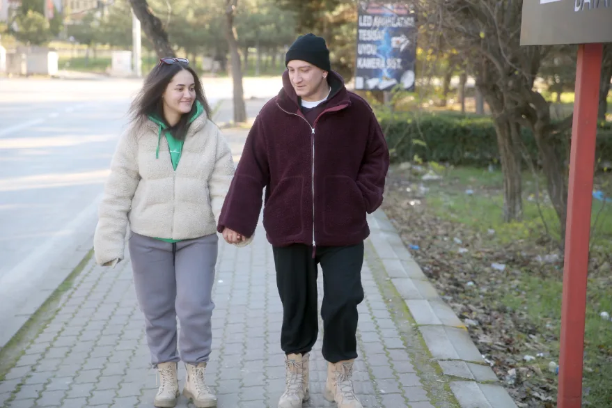 Kanseri yenen genç mimarın sevinci sokaklara taştı