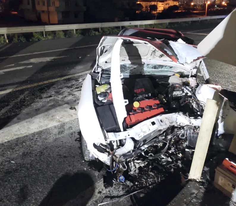 Tekirdağ’da refüje çarpan otomobil sürücüsü hayatını kaybetti