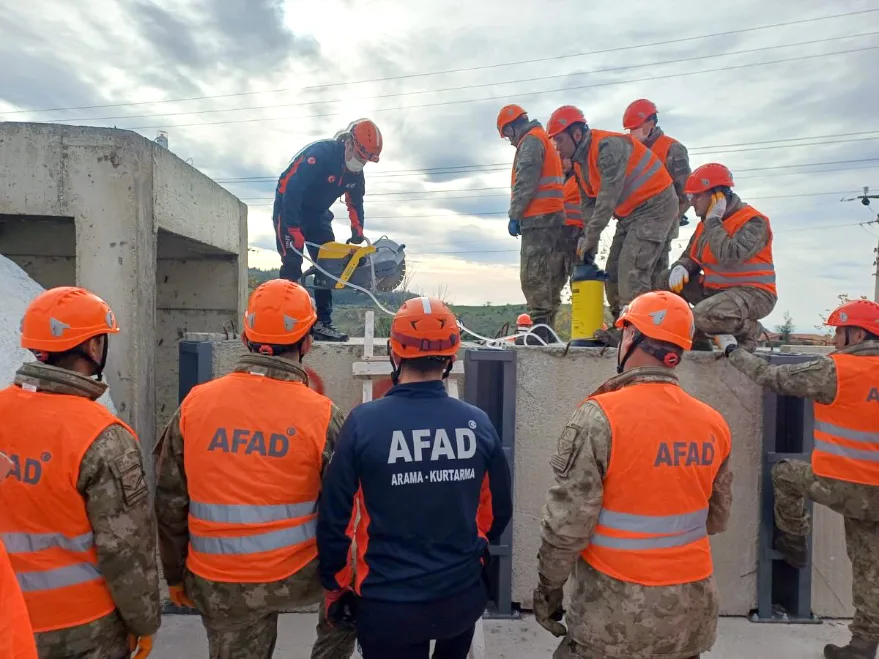 AFAD’dan askeri personele enkazda arama kurtarma eğitimi