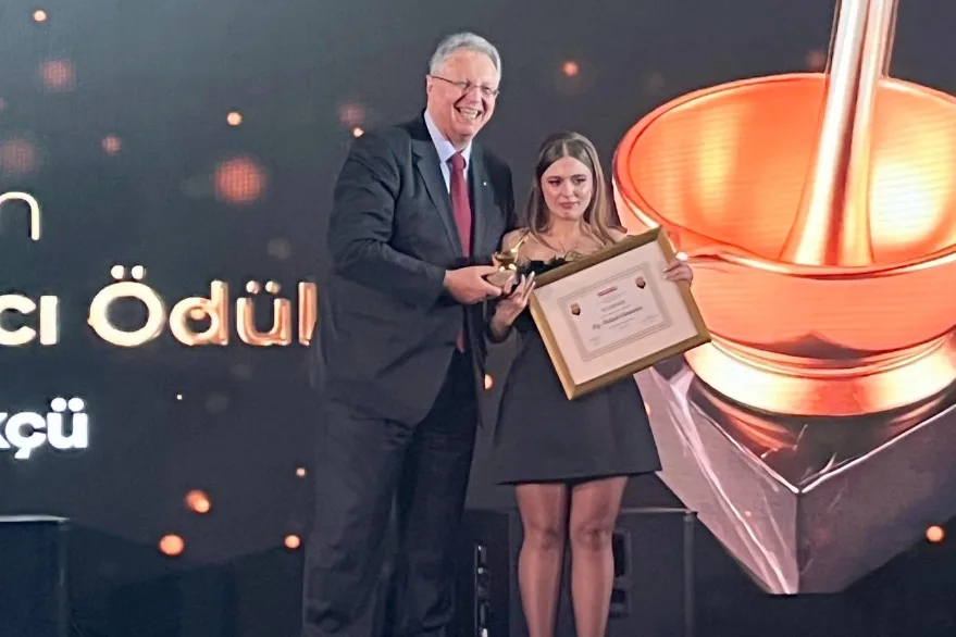 TÜ mezunu genç eczacıya Altın Havan Ödülü