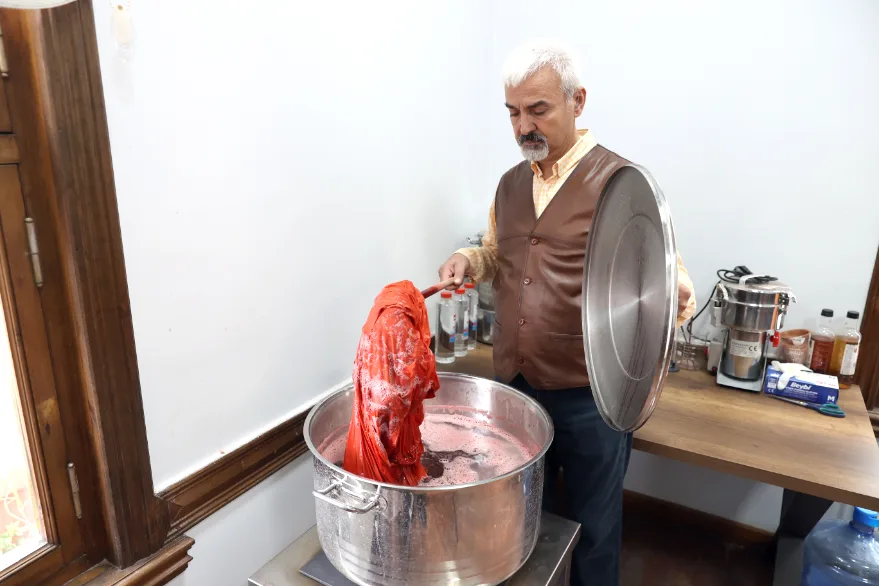Edirne Kirmizisi 1 - “Efsane renk” Edirne kırmızısı usta ellerde moda ürünlerine dönüşüyor