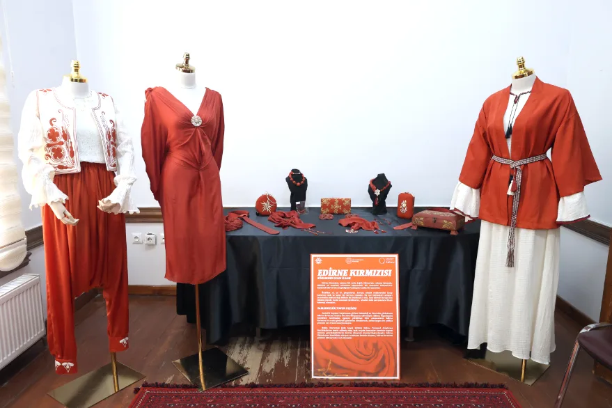 “Efsane renk” Edirne kırmızısı usta ellerde moda ürünlerine dönüşüyor