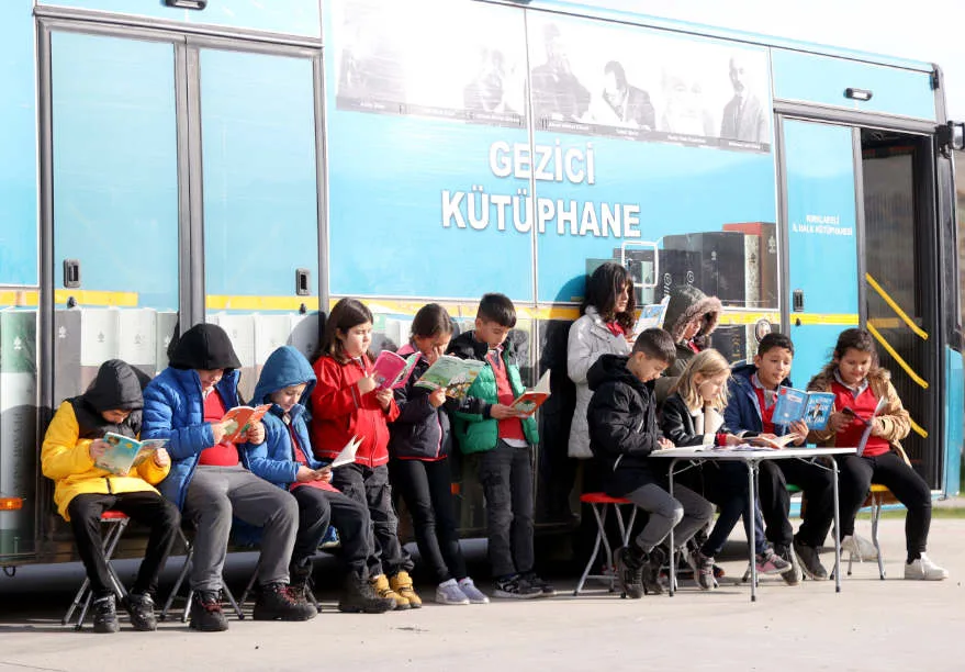 Köylere kültür taşıyan gezici kütüphane üç yılda 15 bin kilometre yol yaptı