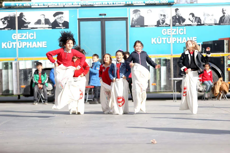 Gezici Kutuphane 4 - Köylere kültür taşıyan gezici kütüphane üç yılda 15 bin kilometre yol yaptı