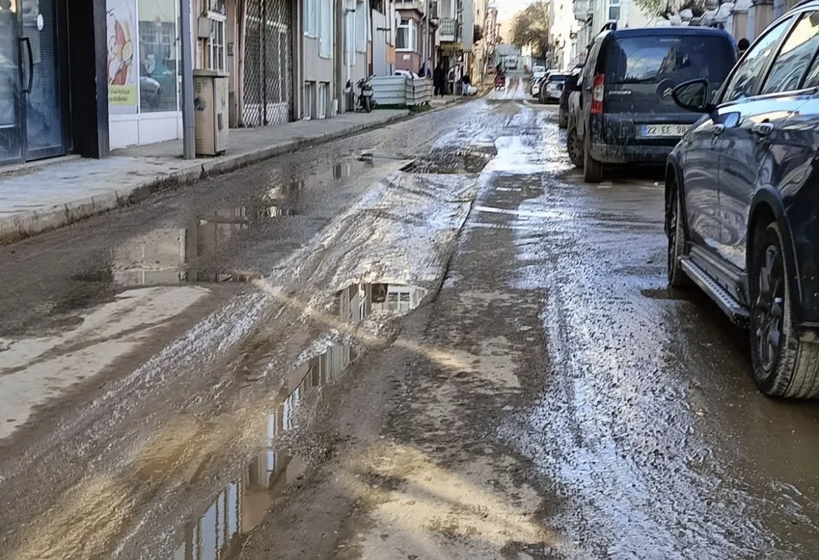 Aksal’dan Özel’e tepki: “Edirne’de 15 km bile yol yapılmadı”