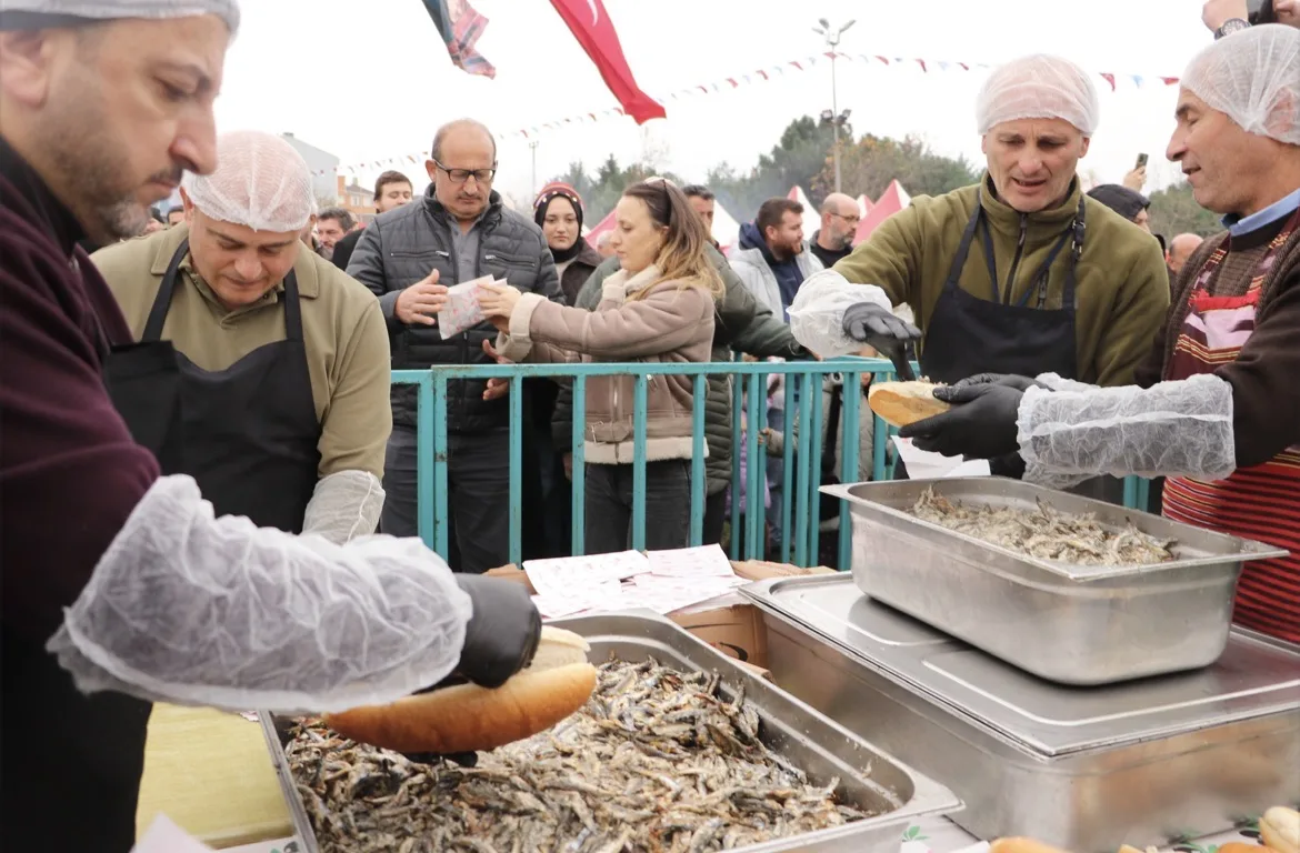 Tekirdağ’da vatandaşlara 3 ton hamsi ikram edildi