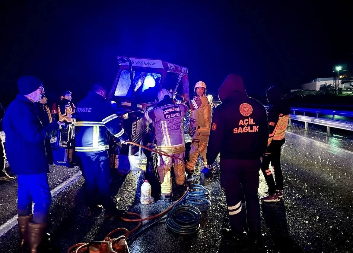 Edirne’de trafik kazasında traktörde sıkışan sürücü itfaiye ekiplerince kurtarıldı