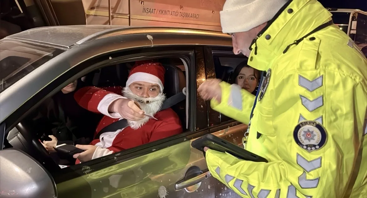 “Noel Baba” kostümlü sürücü Edirne’de trafik uygulamasına takıldı