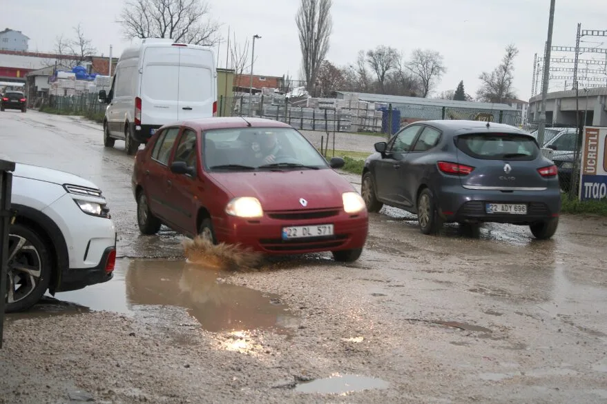 Maarif Caddesi Camur 1 - Edirne’nin göbeğinde çamur ve çukur deryası