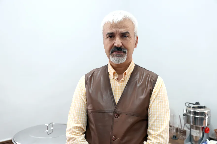 Tekin Gazi - “Efsane renk” Edirne kırmızısı usta ellerde moda ürünlerine dönüşüyor