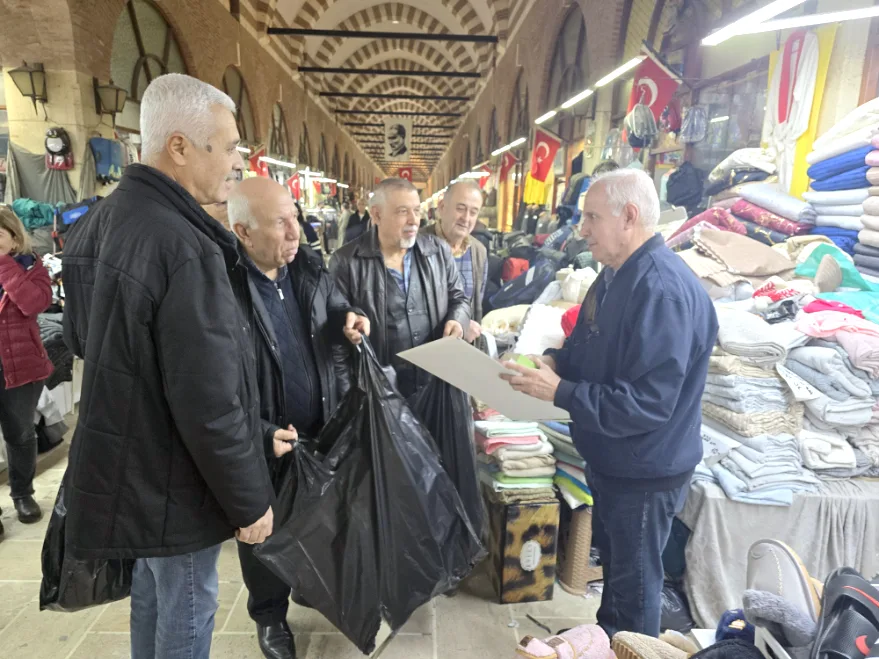 Terziler Odası üye esnafına yeni yıl takvimi hediye etti