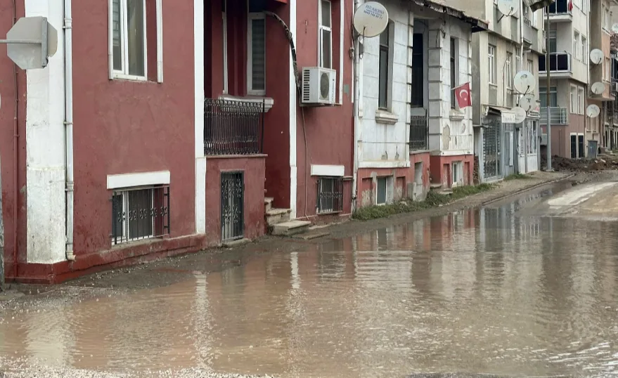 Maarif Caddesi göle döndü