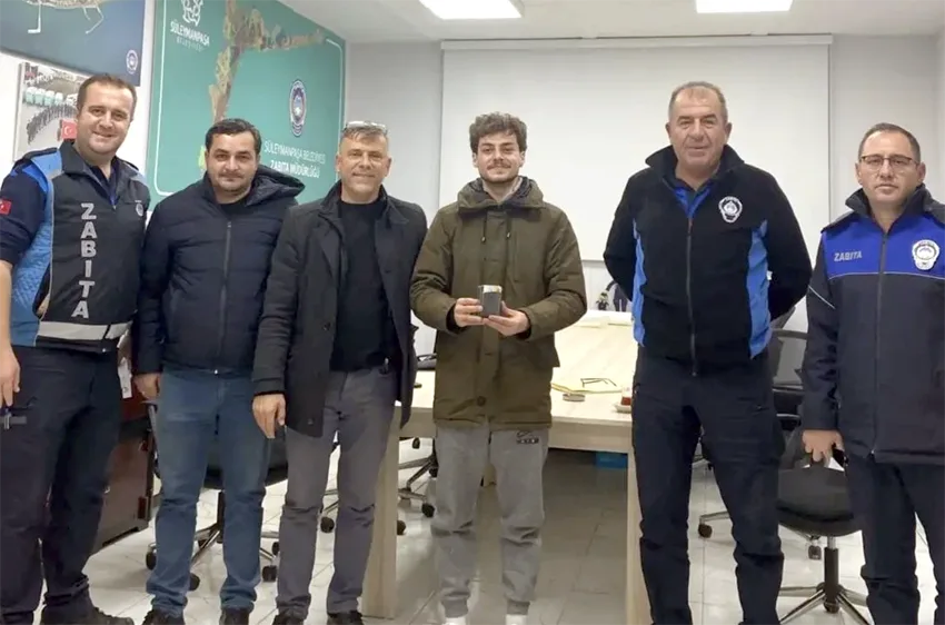 Tekirdağ’da yanlışlıkla çöpe atılan cüzdan çöp kamyonunda bulunarak sahibine ulaştırıldı