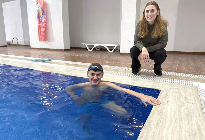 Tekirdağ’da yaşayan özel gereksinimli Deniz, yüzerek sosyalleşiyor