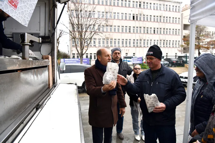 Kandil lokmasi 3 - Keşan Belediyesi, Regaip Kandili’nde lokma dağıttı