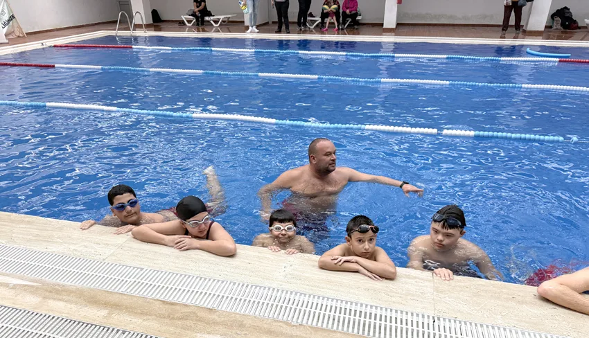 Tekirdağ’da “özel çocuklar” yüzme yarışında mücadele etti