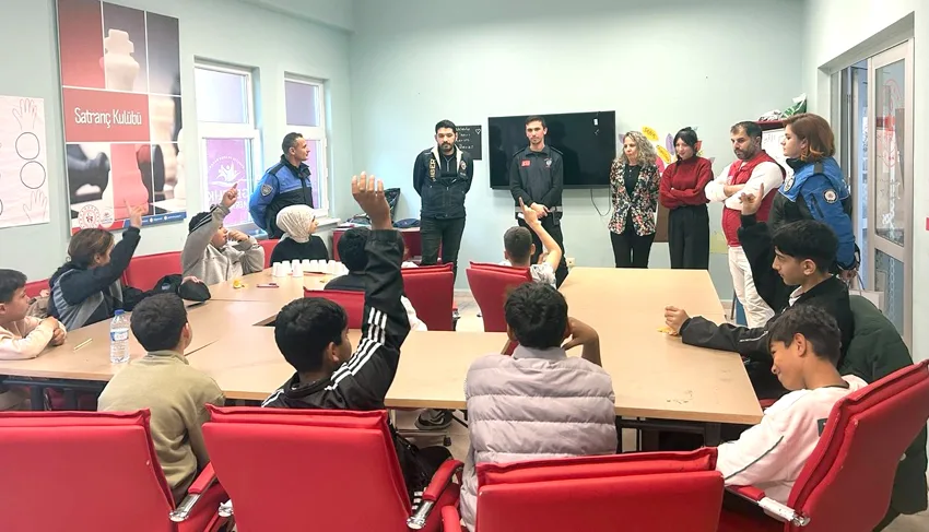 Tekirdağ’da polis ekipleri öğrencileri bilgilendirdi