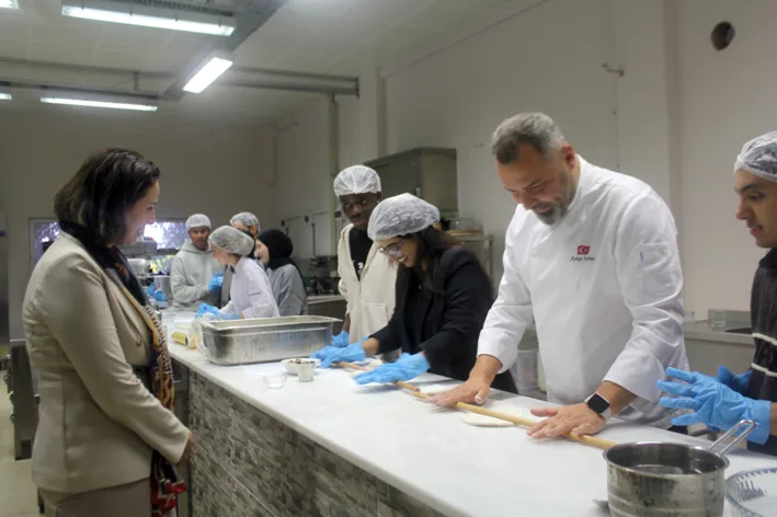 Uluslararasi ogrenciler yemek 2 - Uluslararası öğrencilere Kırklareli’nin meşhur yemekleri tanıtıldı
