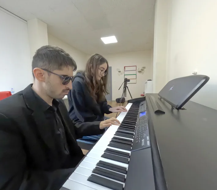 Umit 2 - Görme engelli müzik öğretmeni piyano eğitimiyle öğrencilerin hayallerine dokunuyor